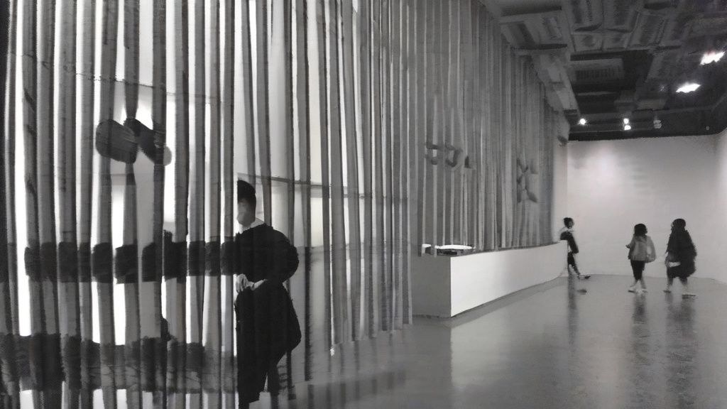 고요한 새벽, 동쪽 하늘에서 해가 떠오르는 풍경을 배경으로 명상하는 한국인 여성