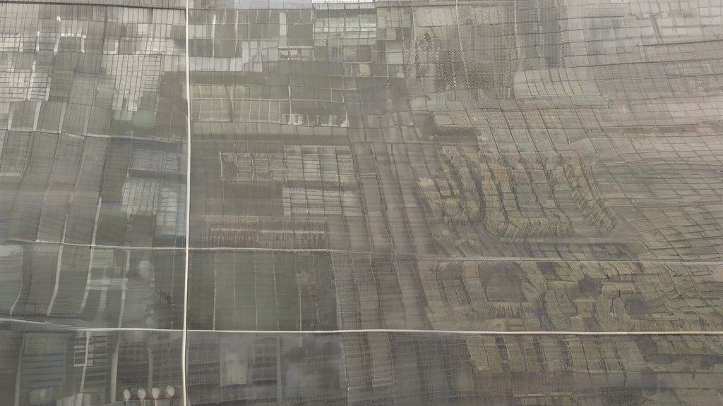 한국 가정집의 아침, 창가에 앉아 편안한 자세로 명상하는 30대 한국인 남성