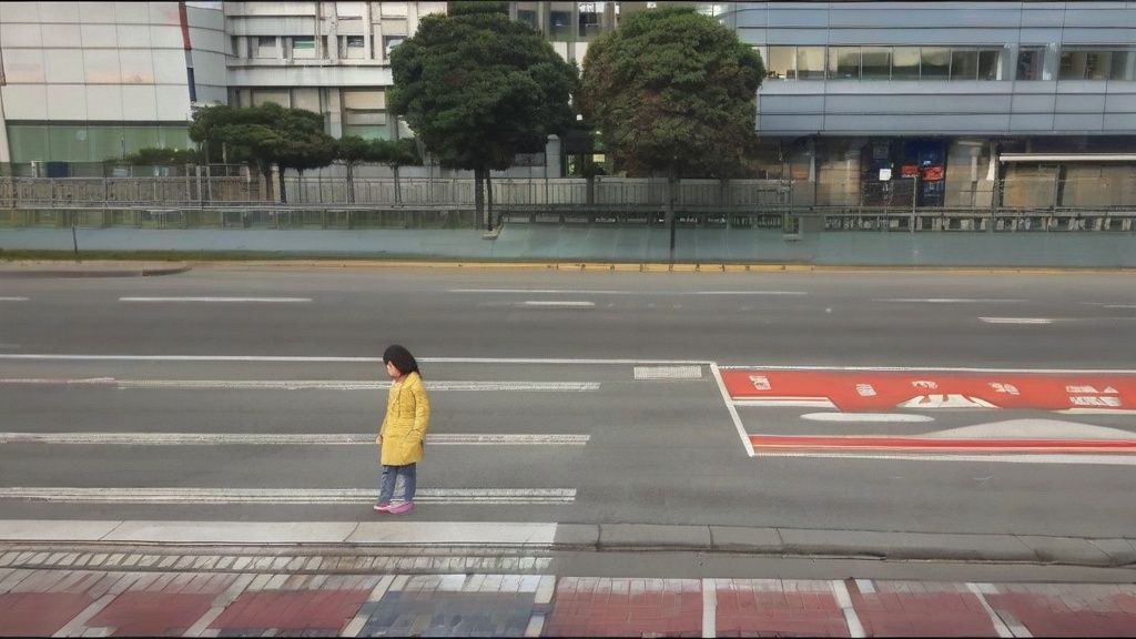 따뜻한 햇살이 비추는 한국 가정집 창가에서 차분한 표정으로 명상하는 30대 한국 여성