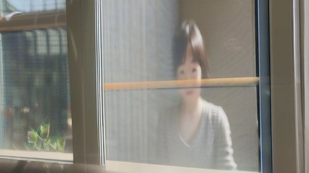 한국 가정집 책상 위에 놓인 아기자기한 디자인의 노트와 펜