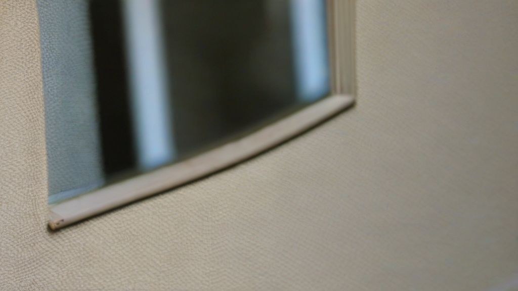 점심시간 사무실에서 눈을 감고 조용히 명상 중인 한국인 직장인