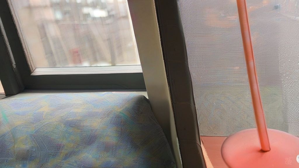 다양한 인종과 연령대의 사람들이 밝게 웃으며 서로에게 손을 흔들고 있는 모습, 배경에는 영국 런던의 현대적인 건물들이 보임