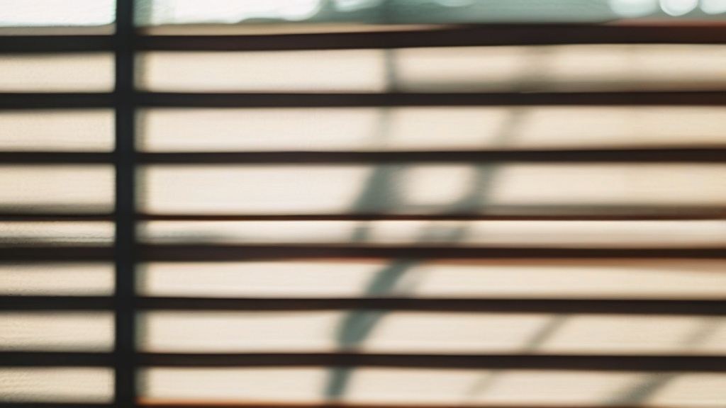 한국인 여성이 거울을 보며 긍정 확언을 하고 있는 모습